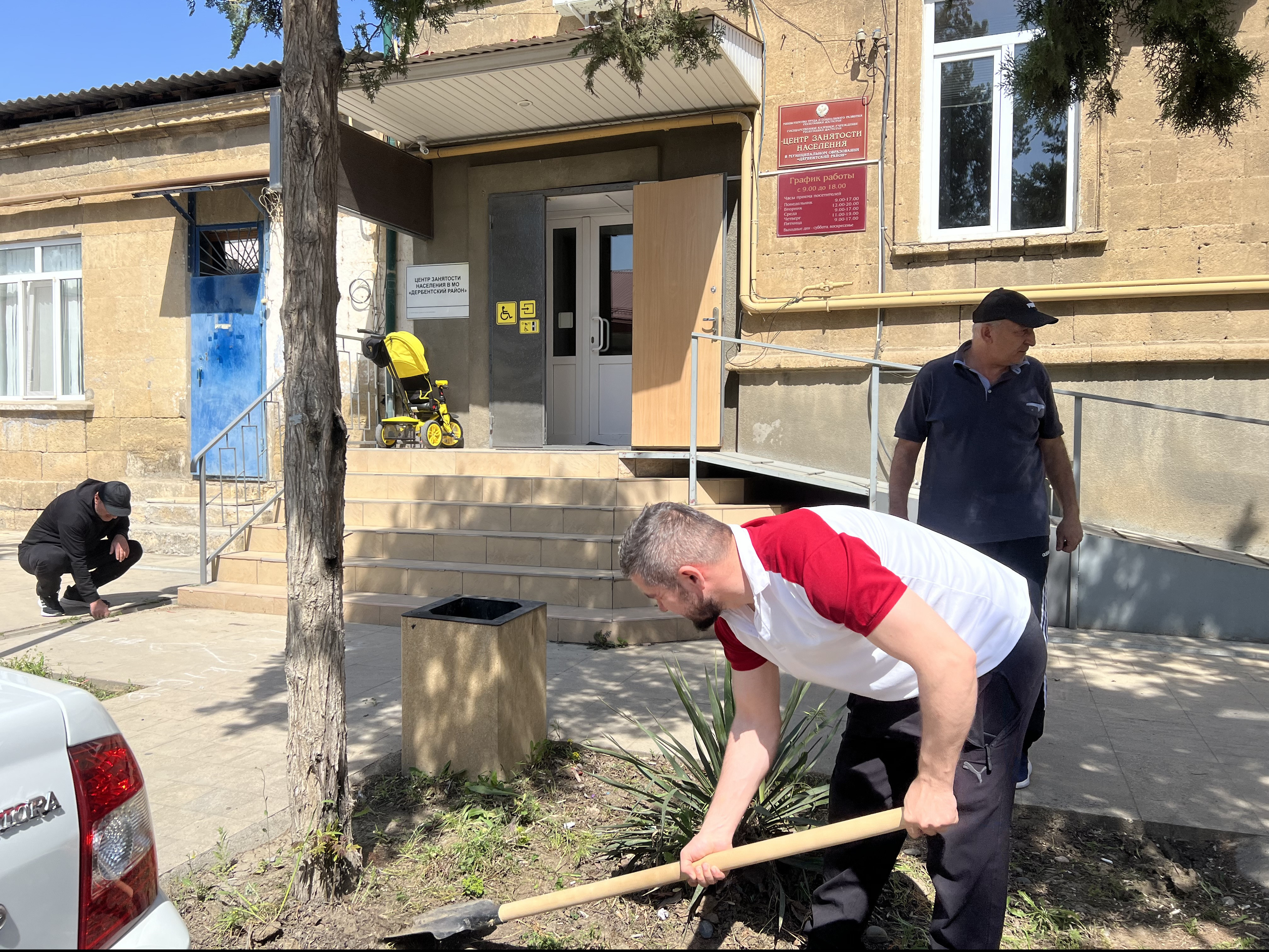 Коллектив центра занятости населения принял активное участие в общереспубликанском субботнике.